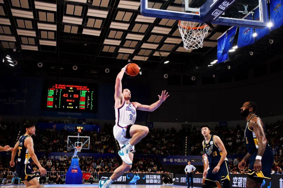 精彩纷呈的比赛场面，球员个个势不可挡的简单介绍