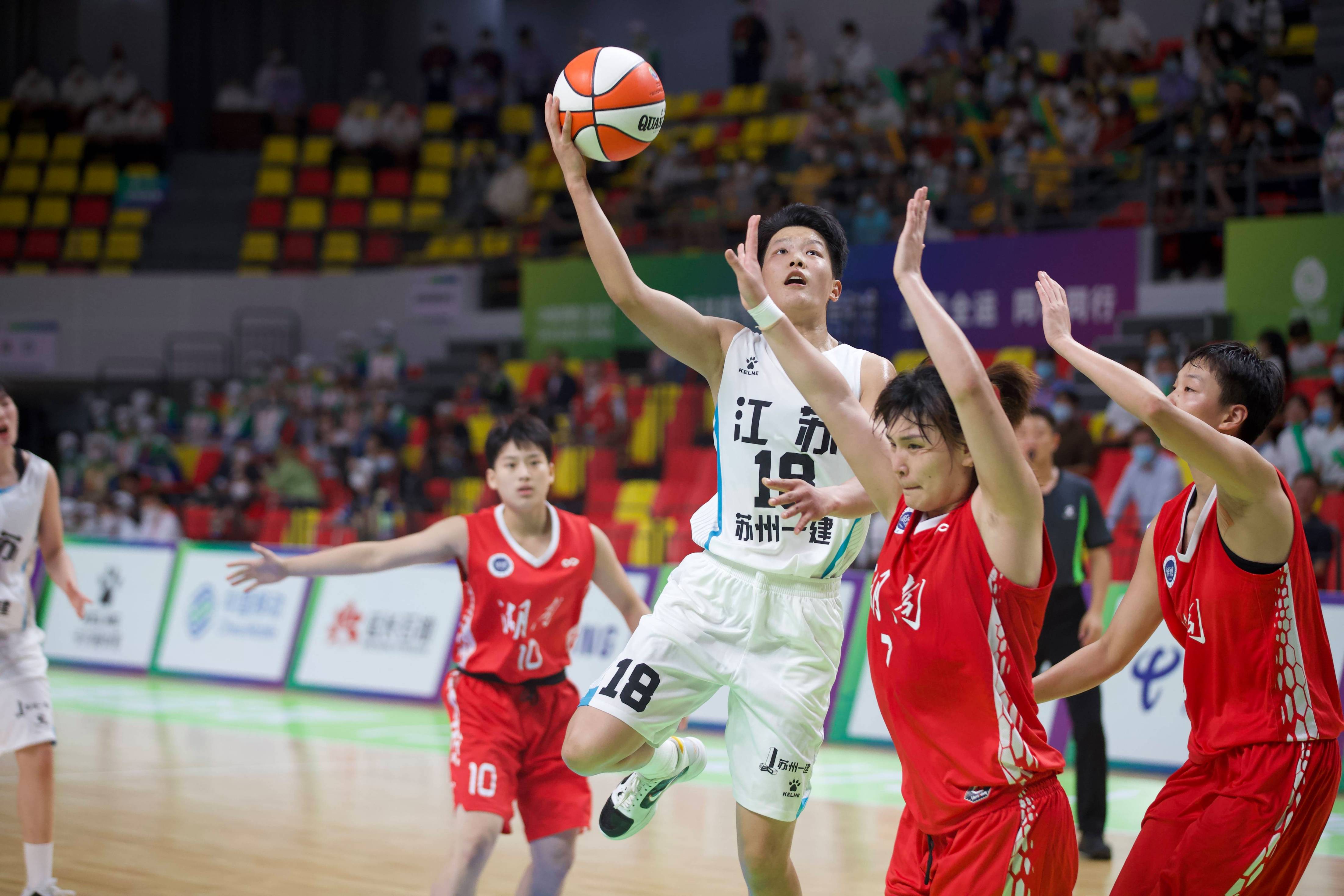 队伍士气高涨，球员全力以赴冲刺胜利的简单介绍