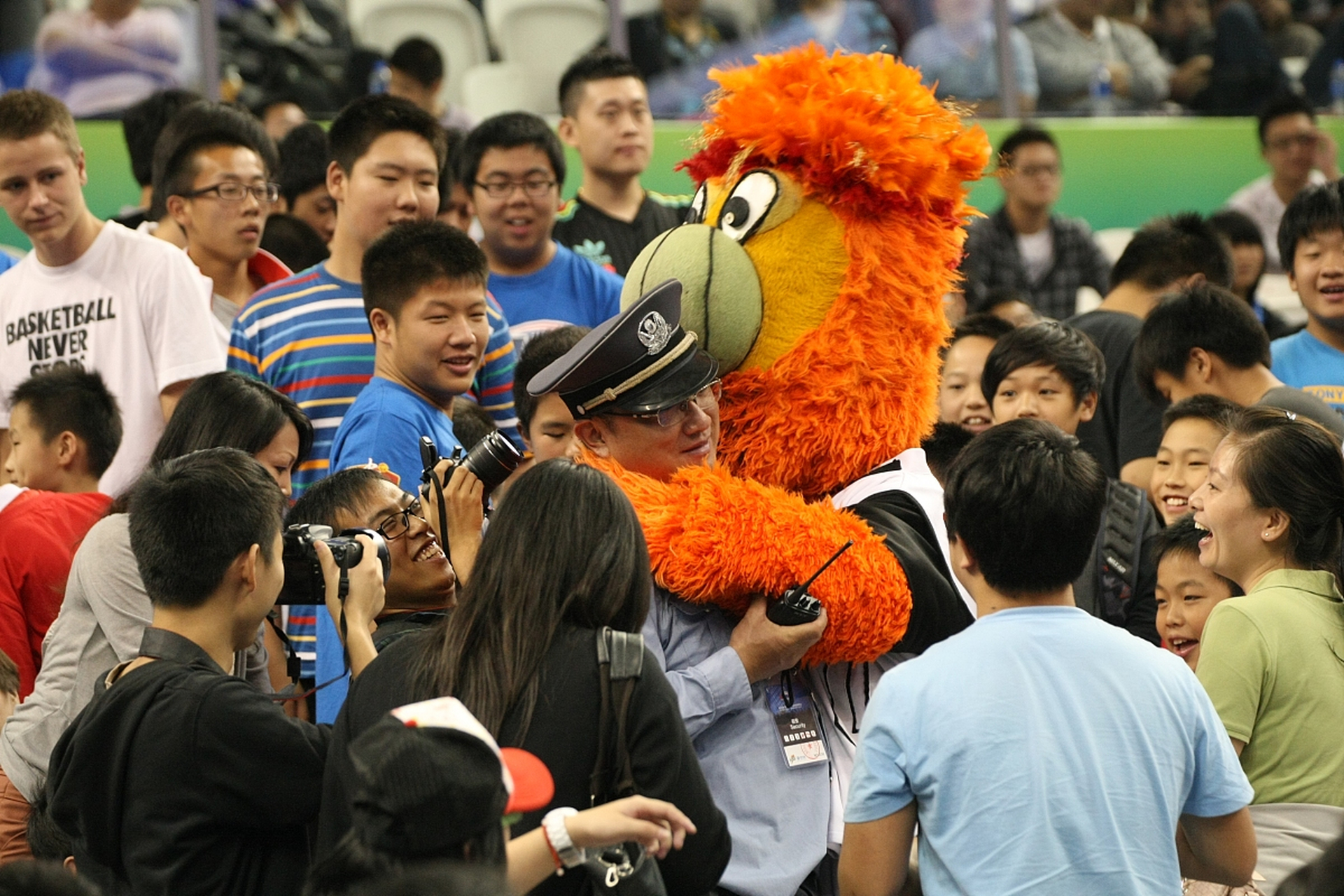 热火队球员挑战比赛模式与球迷互动视频