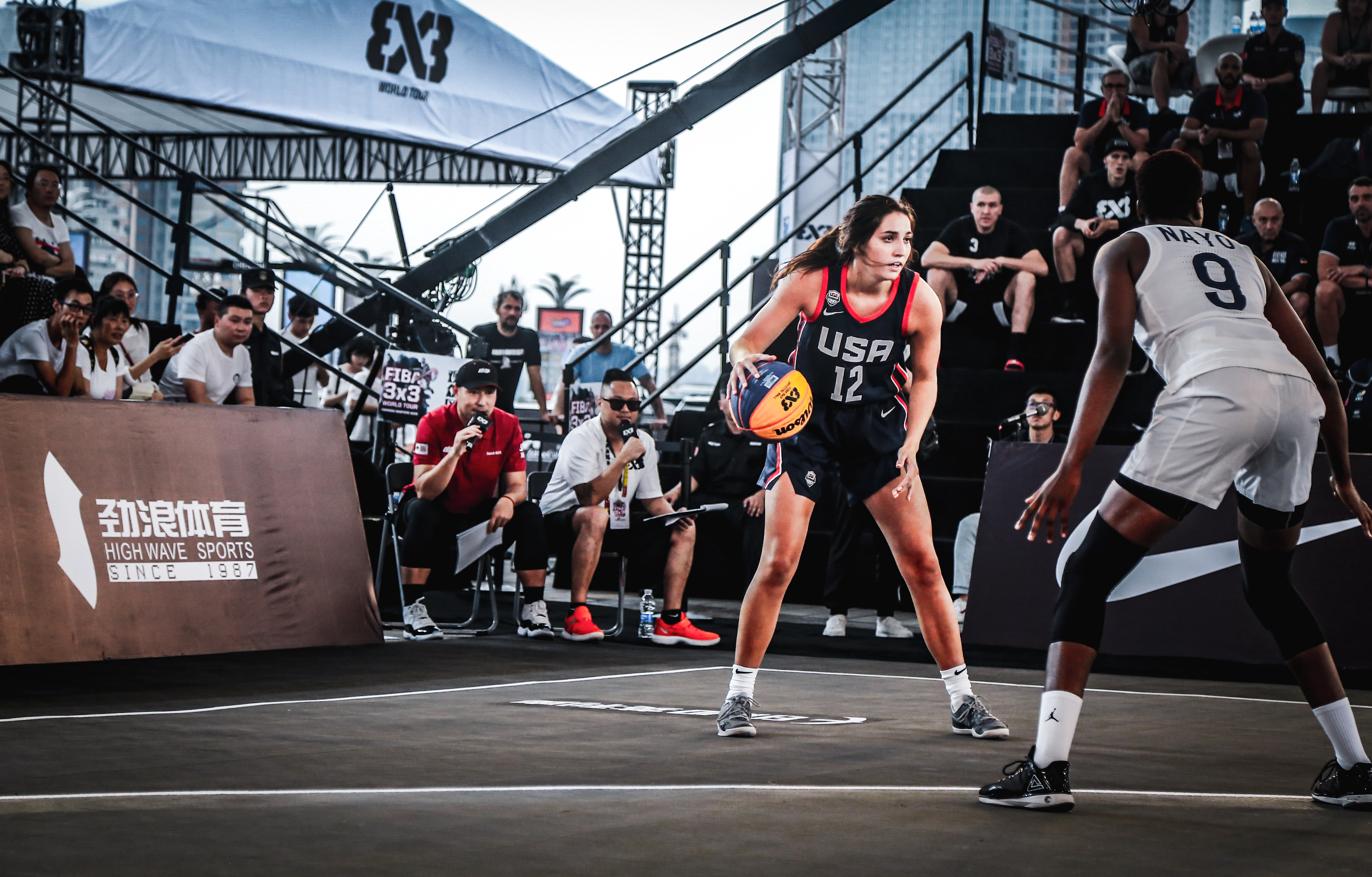 体育赛场上，一股激情如火的气息